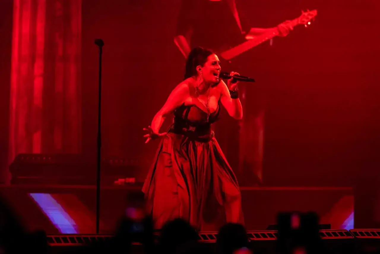 Sharon den Adel sjunger passionerat på scenen under Within Temptation Sverige-turnén.