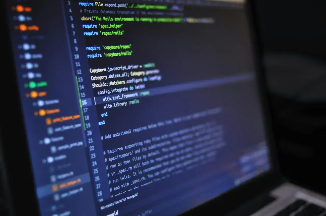 Kod źródłowy na ekranie laptopa, pokazujący fragmenty testów. To może być Twój pierwszy krok, jak zostać testerem oprogramowania.