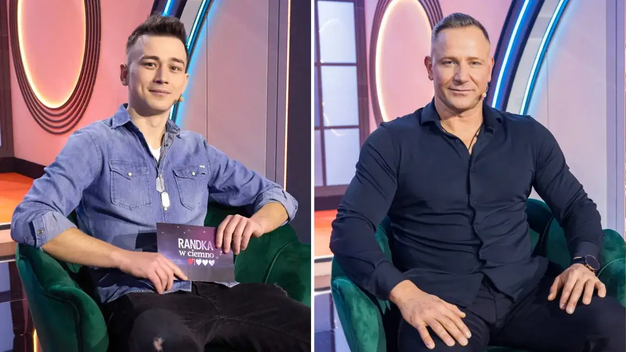 Dwóch uczestników randki w ciemno siedzi w fotelach. Młodszy trzyma kartkę z napisem 
