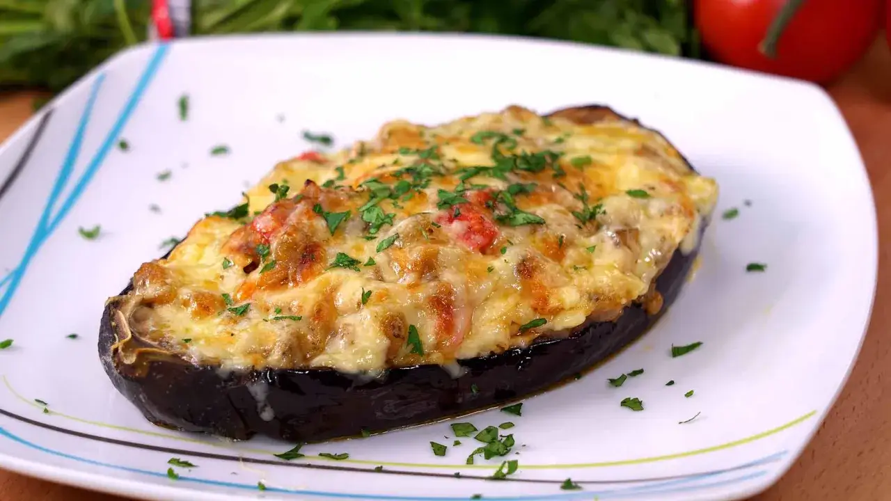 Berenjenas rellenas de at&uacute;n, gratinadas con queso y perejil, listas para disfrutar.