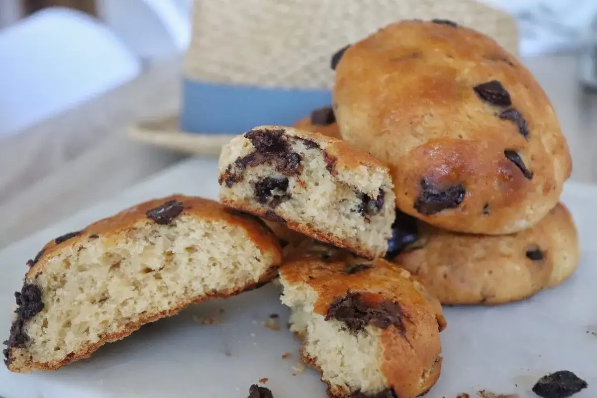 Pan de leche con chocolate, esponjosos y deliciosos, perfectos para un desayuno o merienda.