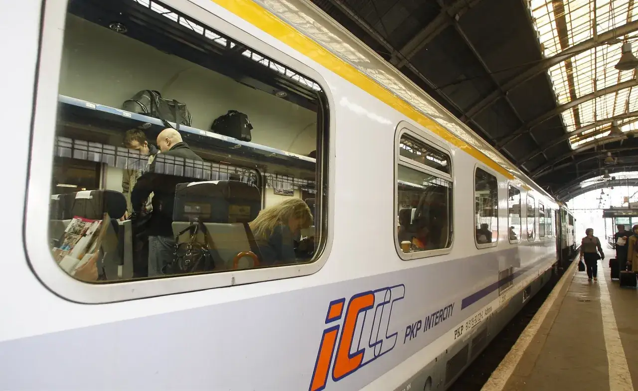 Pasażerowie wsiadają do pociągu PKP Intercity, gotowi na podróż Berlin Warszawa Express.
