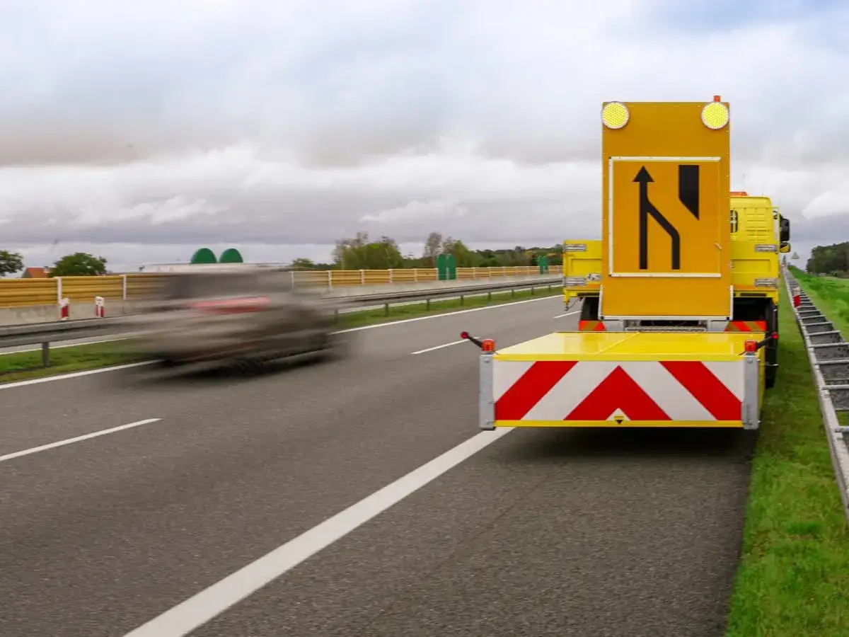 Autostrada A2: aktualności dzisiaj – żółty pojazd z tablicą informującą o zwężeniu drogi i pasie ruchu.