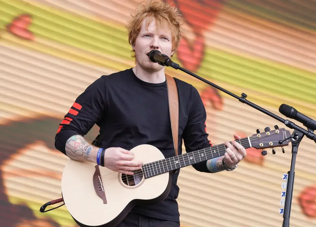 Ed Sheeran spielt Gitarre und singt ins Mikrofon. Seine Arme sind t&auml;towiert. Die Klage gegen ihn wegen Urheberrechtsverletzung ist ein Thema.