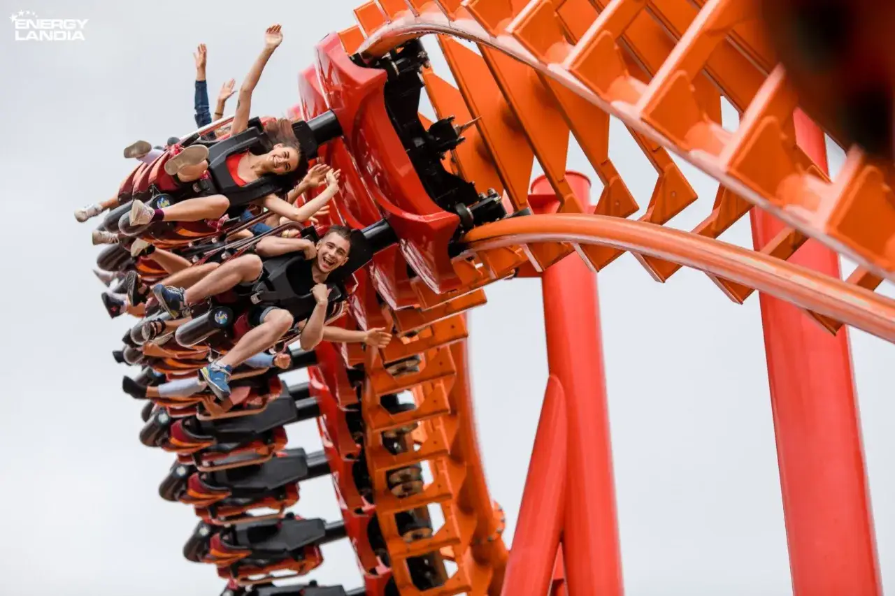 Ludzie na speed water coasterze doświadczają niesamowitej wysokości i adrenaliny, z uśmiechami na twarzach.
