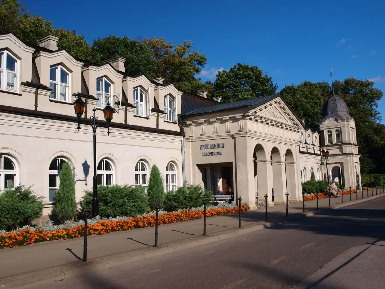 Eleganckie Stare Łazienki w Nałęczowie. Szukasz nałęczów noclegi kwatery prywatne? To miejsce zachwyca architekturą i zielenią.