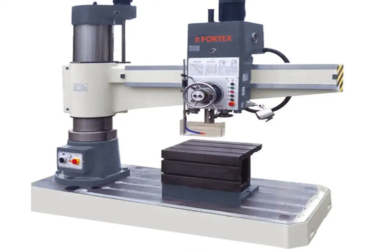 Taladradora radial Fortex con mesa de trabajo y base robusta, lista para trabajos de precisión en metalurgia.