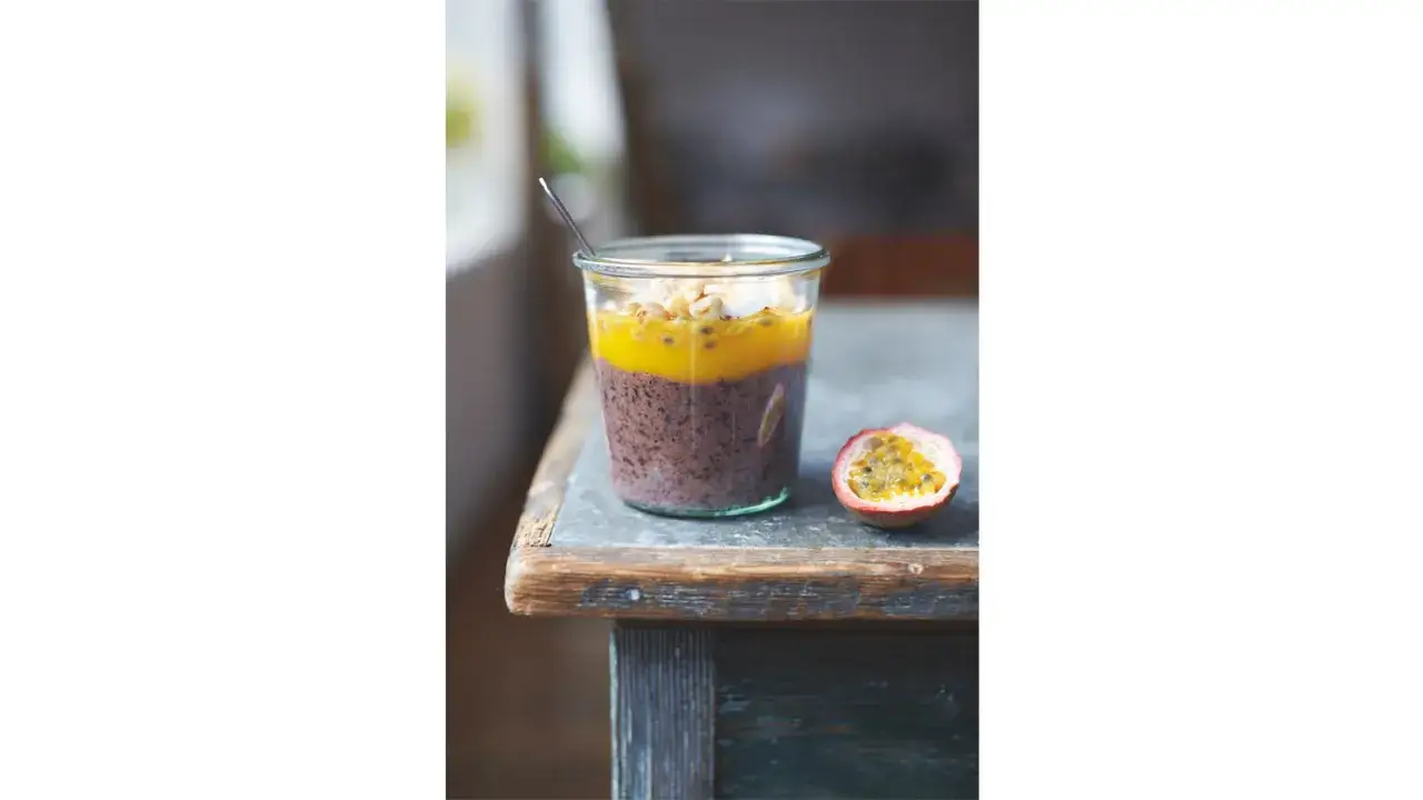 Pudding de arroz negro con leche de coco y mango