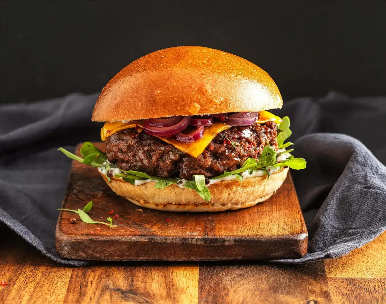 burger gourmet avec bun maison brioché et fromage fondant