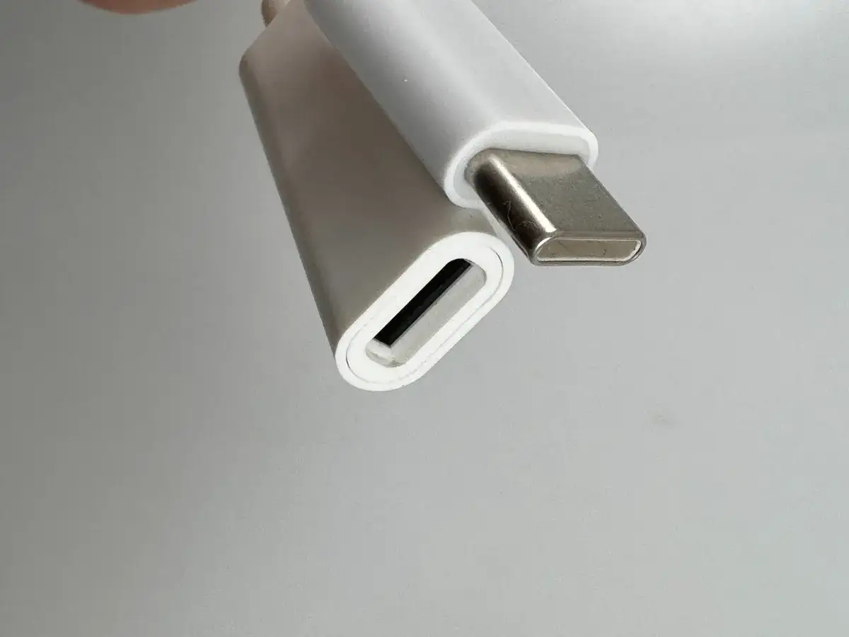 En vit adapter f&ouml;r iPhone med USB C-kontakt.