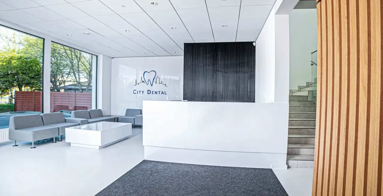 Nowoczesne wnętrze recepcji gabinetu stomatologicznego City Dental w Poznaniu.