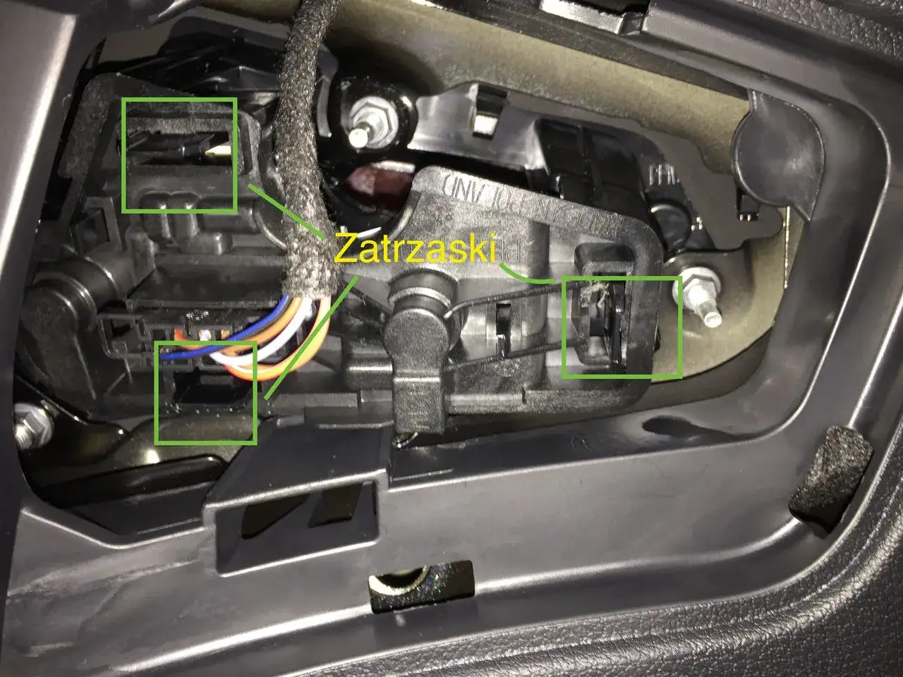 Wnętrze lampy Audi A3 8P, widoczne zatrzaski i wiązka przewodów.
