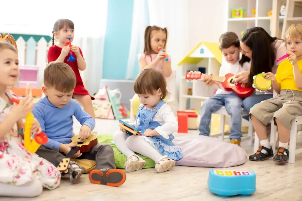 Dzieci w wieku przedszkolnym uczą się muzyki, grając na instrumentach.