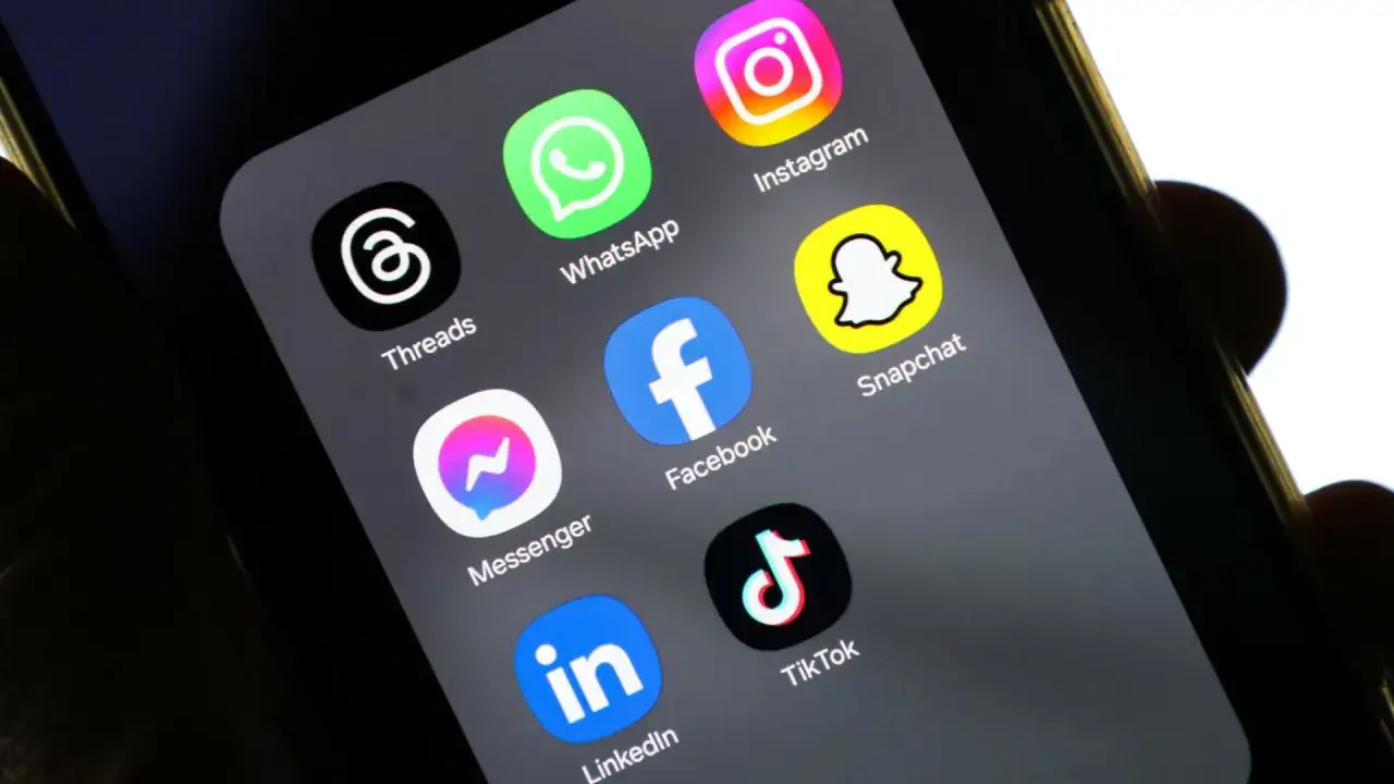 Ikona Messengera na ekranie telefonu. Dowiedz się, jak uruchomić Messenger w telefonie, by połączyć się ze znajomymi.