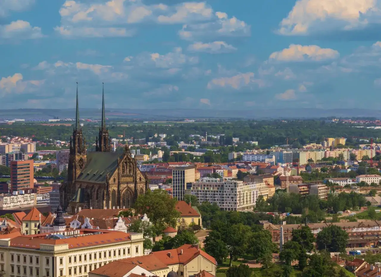Widok na Brno z katedrą św. Piotra i Pawła. Idealne miejsce, by zobaczyć, co w **Brno zwiedzić**.