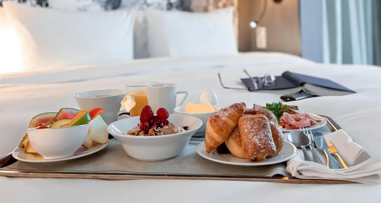 Frukost på sängen från Radisson Blu Helsingborg restaurang: frukt, müsli, croissanter, ägg, juice och kaffe.