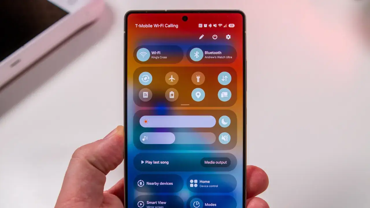 Panel szybkich ustawień w telefonie z interfejsem One UI 8. Widoczne Wi-Fi, Bluetooth, jasność, dźwięk i inne opcje.