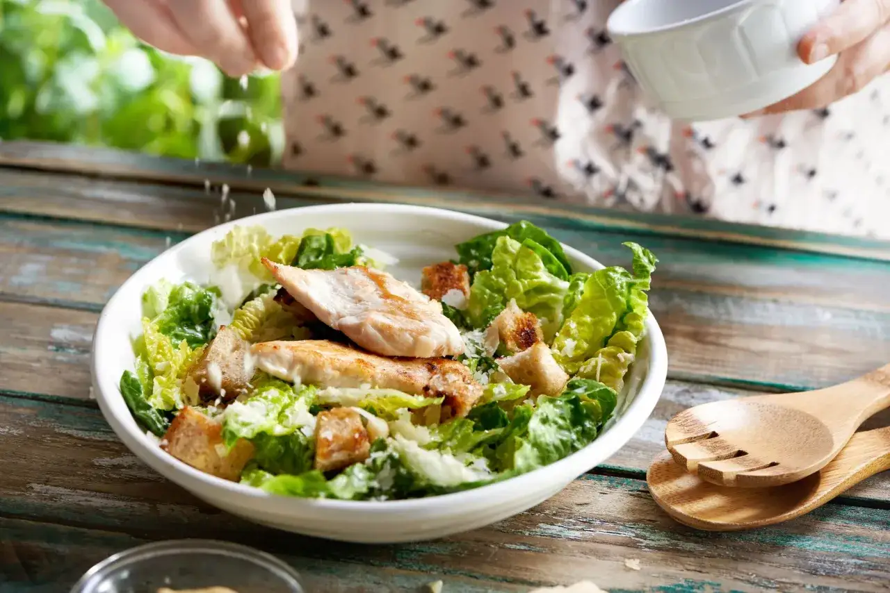 Sałatka cezar przepis: świeża sałata, grillowany kurczak, grzanki i parmezan. Idealna na lekki posiłek.