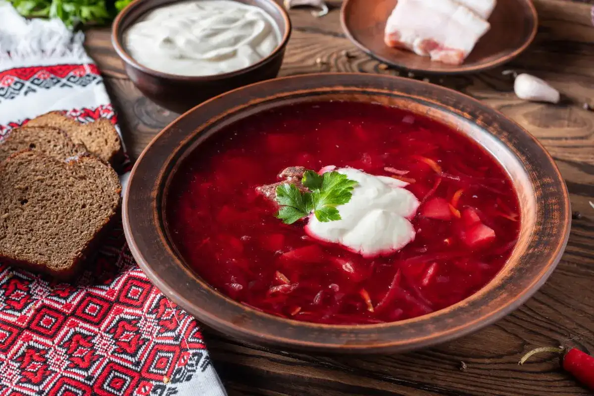 Pyszna botwina mojej babci, podana z chlebem, śmietaną i kawałkiem słoniny. Aromatyczna, rozgrzewająca i pełna smaku.