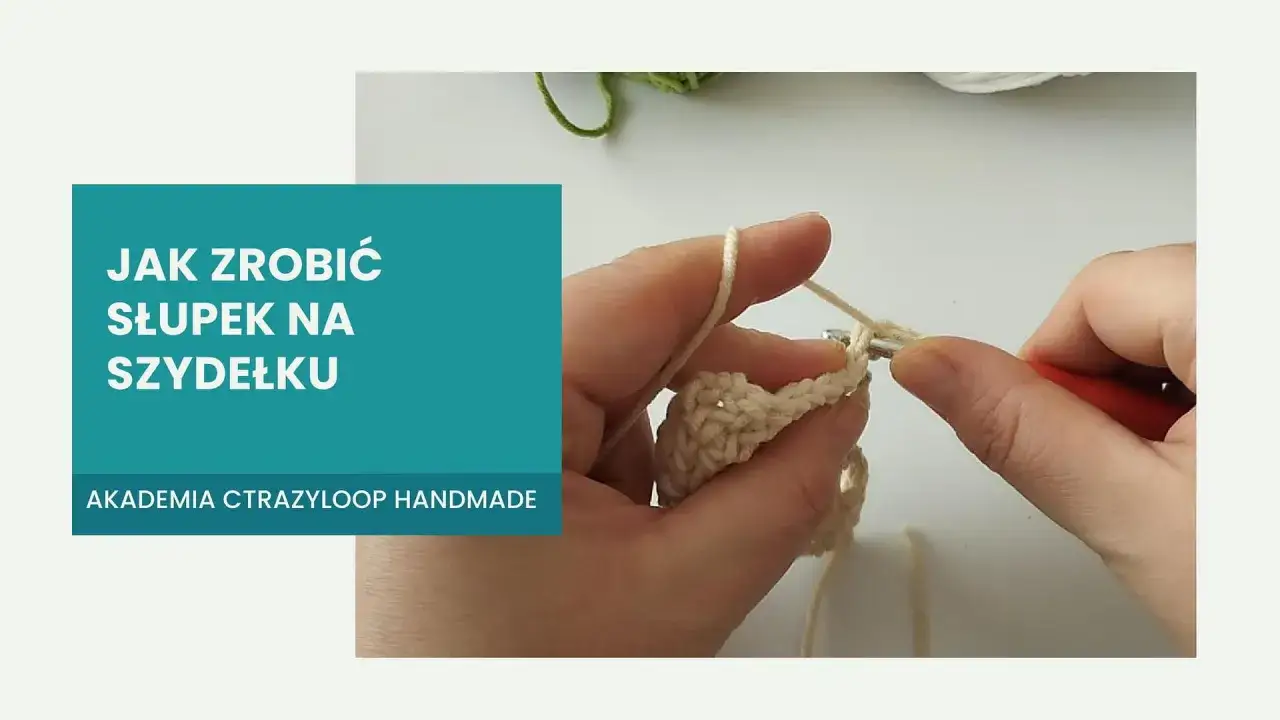 Ręce wykonują na szydełku słupek podw&oacute;jny, tworząc beżową koronkę.