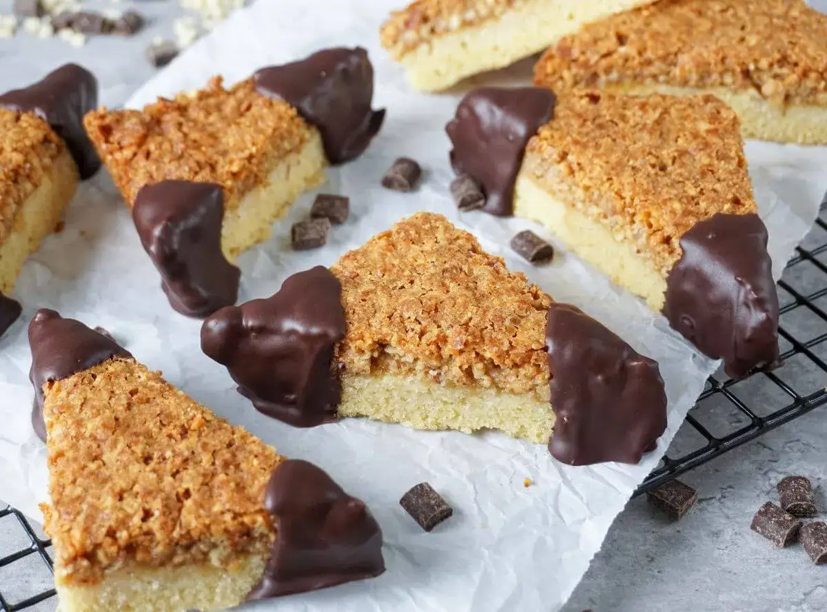 Dreieckige Nussecken mit Schokoladenboden und knuspriger Nussdecke. Ein k&ouml;stliches nussecken rezept zum Nachbacken.