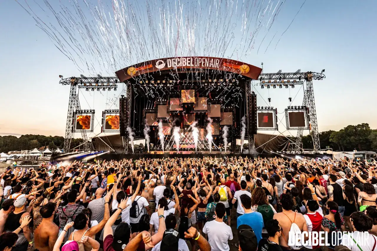 Folla in delirio al Decibel Open Air, con coriandoli e fumo che piovono dal palco. Un'onda di energia per la migliore house techno.