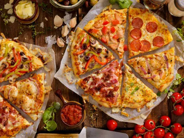 Collage de pizzas artesanales de diferentes estilos