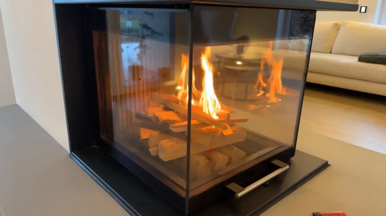 Moderner Kaminofen mit brennendem Holz. Das Holz wurde sorgf&auml;ltig gestapelt, um eine gem&uuml;tliche Atmosph&auml;re zu schaffen.