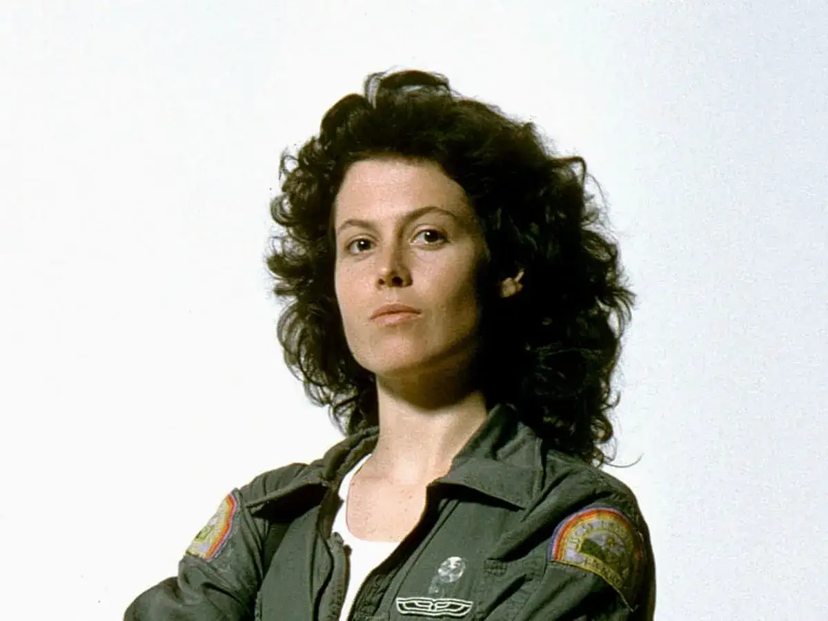 Sigourney Weaver w mundurze z jednego z jej kultowych filmów. Ikona kina science-fiction.