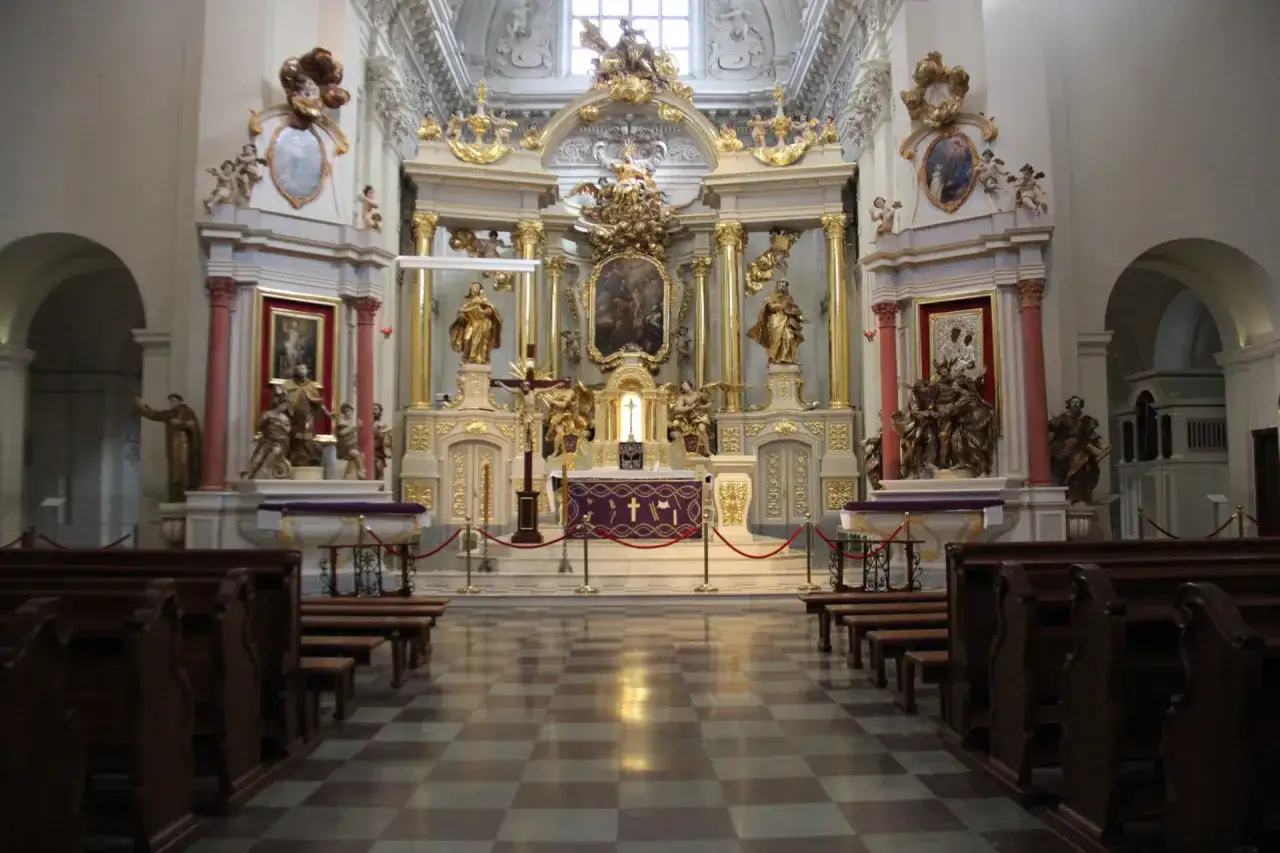 Wnętrze kościoła z ołtarzem i ławkami. Czy nie pójście do kościoła w niedzielę to grzech ciężki?