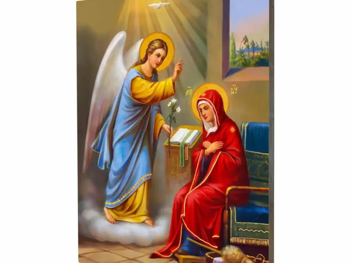 Zwiastowanie Maryi: Archanioł Gabriel z lilią w dłoniach ogłasza Maryi dobrą nowinę. Duch Święty w postaci gołębicy zstępuje z nieba.
