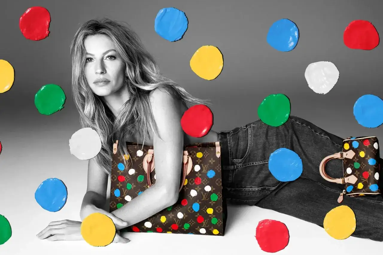 Gisele Bündchen pose avec des sacs Louis Vuitton aux pois colorés, dans un style inspiré par Yayoi Kusama.