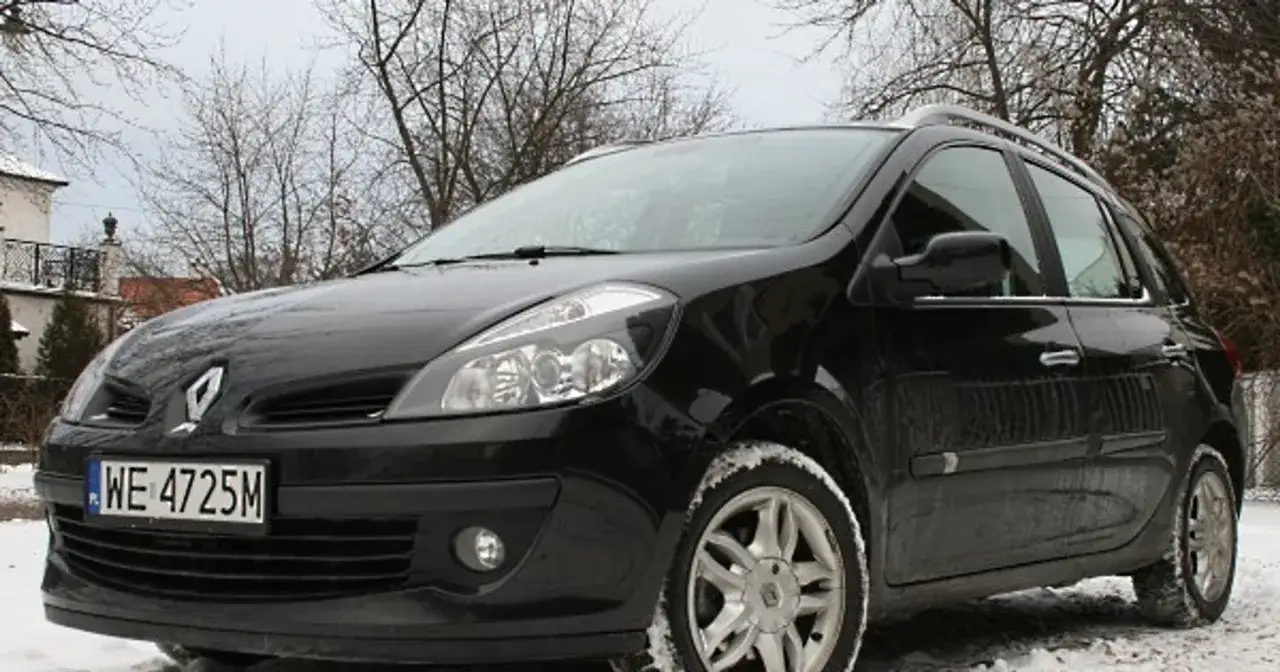 Czarny Renault Clio 3 na śniegu, gotowy na zimowe przygody.
