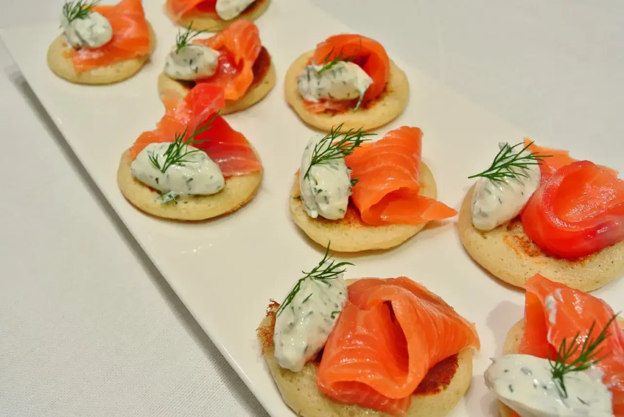 Petits blinis garnis de saumon fumé et d'une crème à l'aneth. Une recette facile pour l'apéritif.