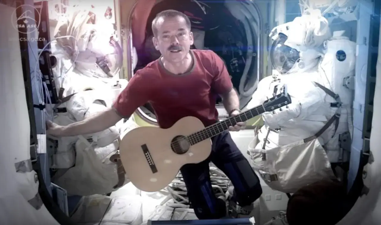 Chris Hadfield spielt