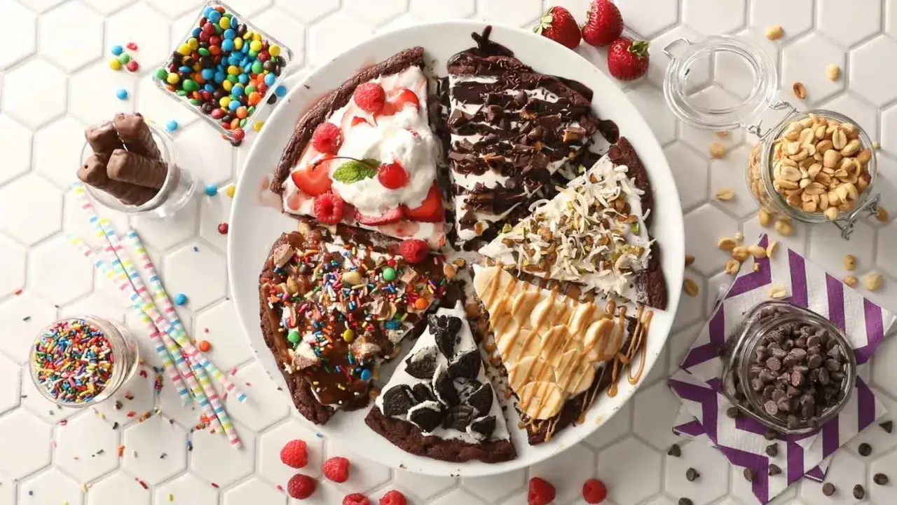 Bunte Pizza-Eis-Stücke mit Streuseln, Beeren und Schokostückchen. Ein süßer Traum für jeden Anlass.