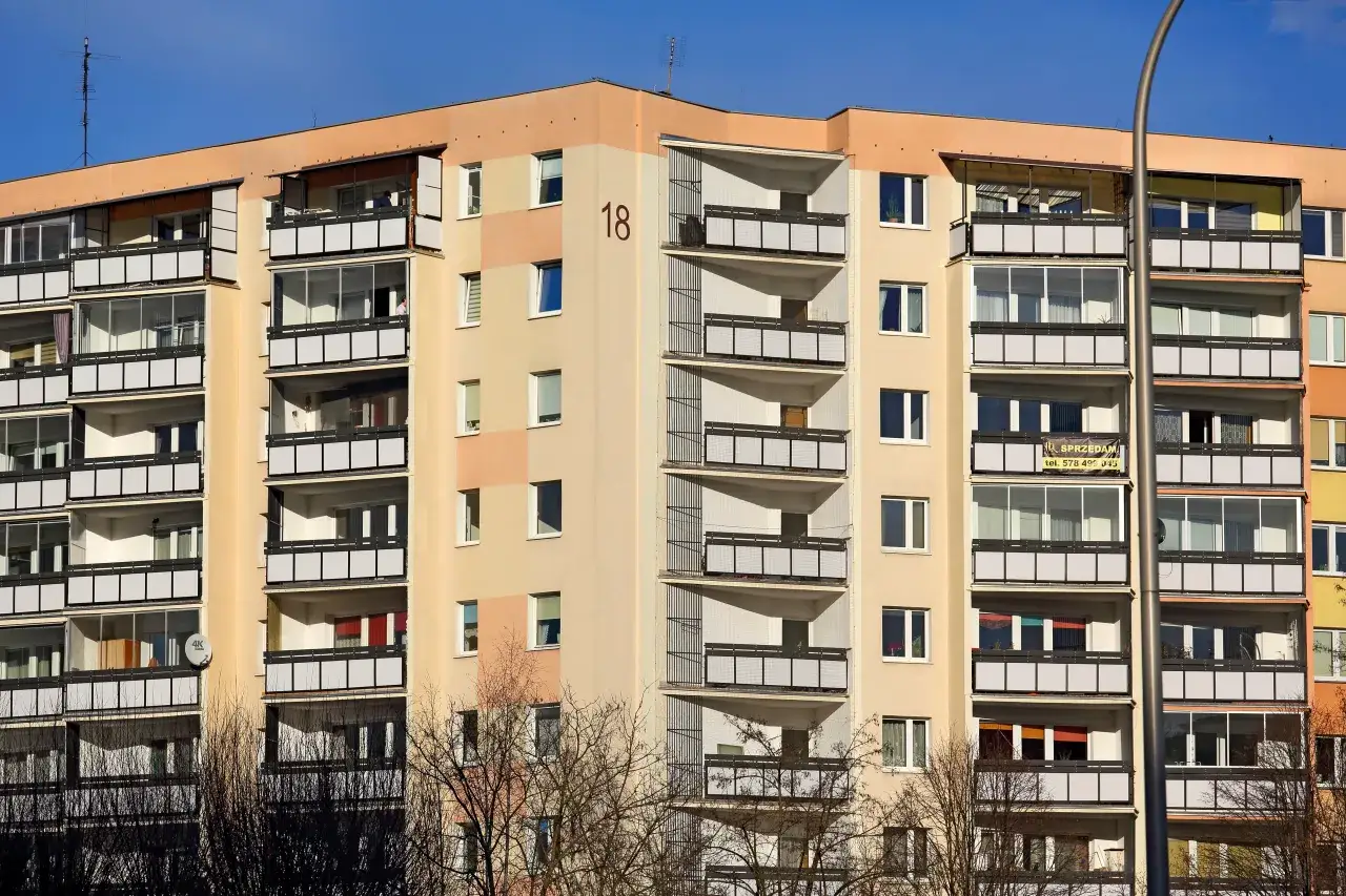 Blok mieszkalny z licznymi balkonami i tarasami. Czy nowe przepisy o balkonach i tarasach podniosą opłaty na fundusz remontowy?