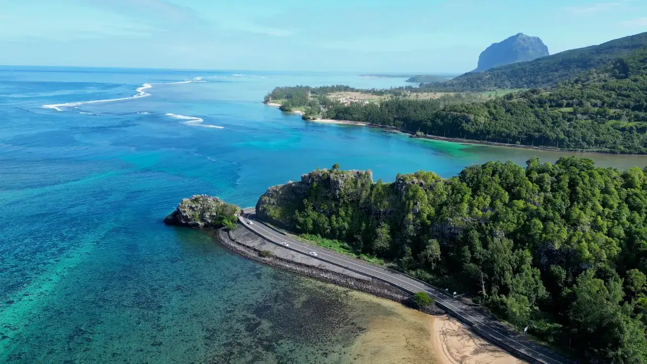 Malownicze wybrzeże z drogą wijącą się wzdłuż turkusowego oceanu. Tak wygląda Mauritius, gdzie leży ten raj.