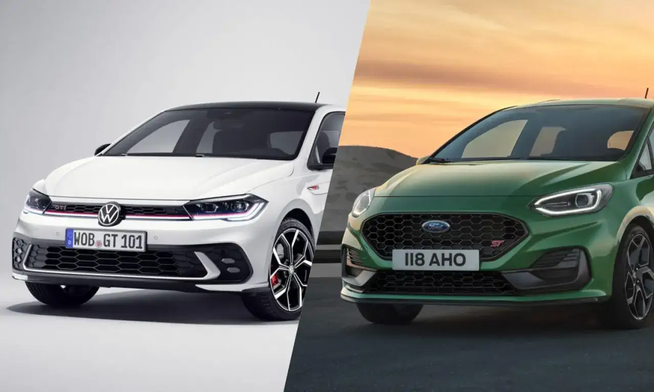 Biały Volkswagen Polo GTI i zielony Ford Fiesta ST, dwa sportowe kompakty, gotowe na wyzwania drogi.
