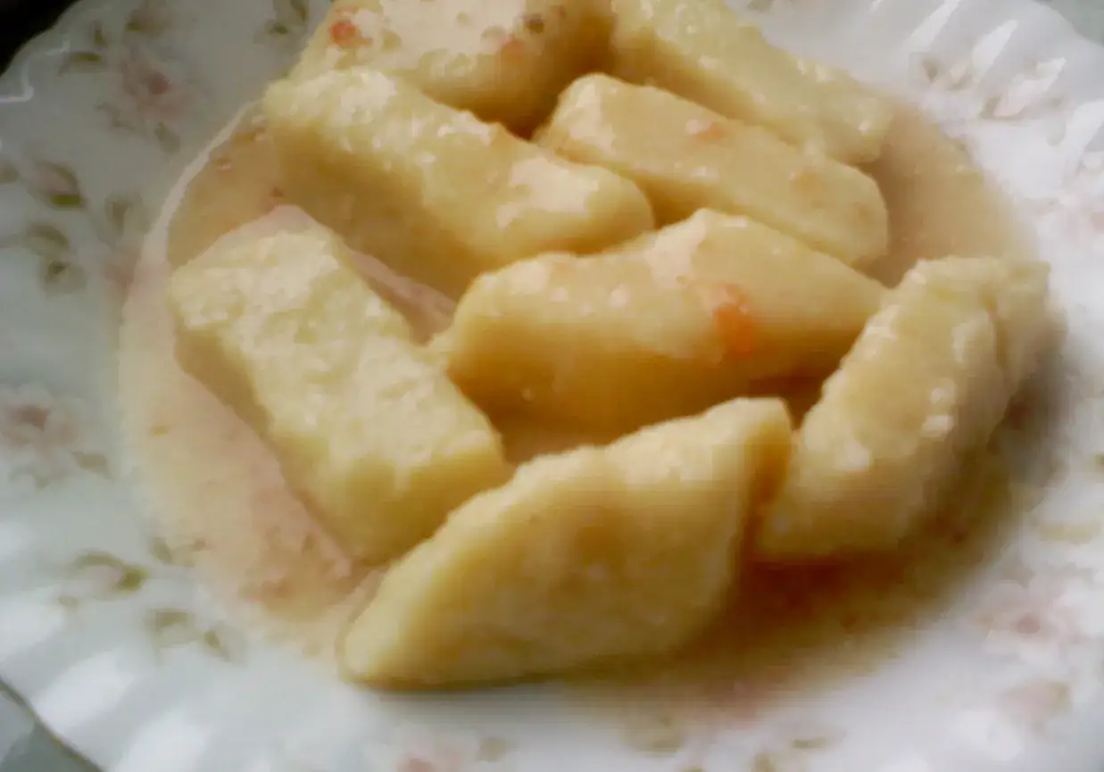 Pyszne kopytka w kremowym sosie. Idealny sos do kopytek, który sprawi, że danie będzie jeszcze smaczniejsze.