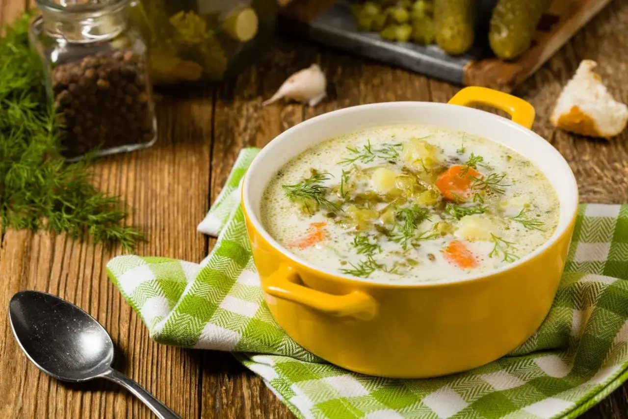 Zupa ogórkowa z koperkiem i pieprzem. Idealne jakie przyprawy do zupy ogórkowej? Świeży koperek, pieprz, czosnek i oczywiście ogórki kiszone.