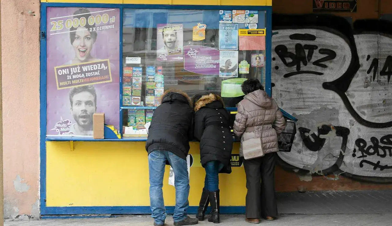 Ludzie patrzą na loterię, zastanawiając się, ile kosztuje eurojackpot w Niemczech.