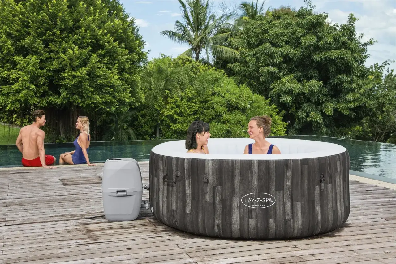 Lay-Z-Spa Bahamas w ogrodzie