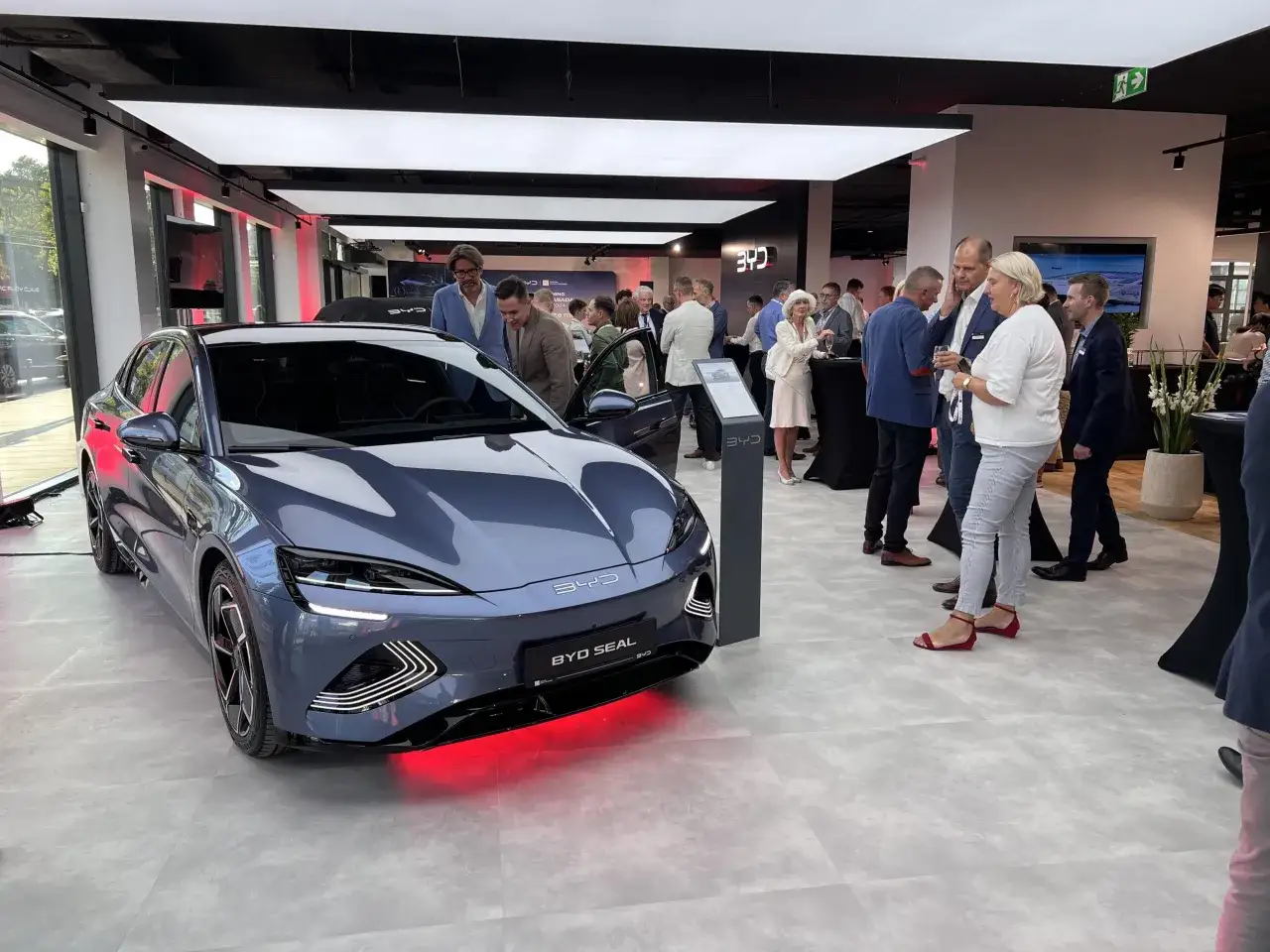 Nowe chińskie marki samochodów, takie jak BYD, zdobywają rynek. Na zdjęciu prezentacja modelu BYD Seal z czerwonym podświetleniem.