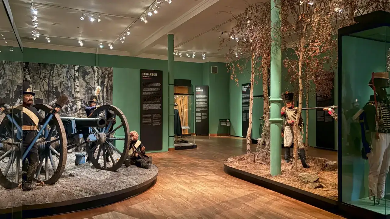 Scen från krigsmuseum Stockholm med soldater och kanon.