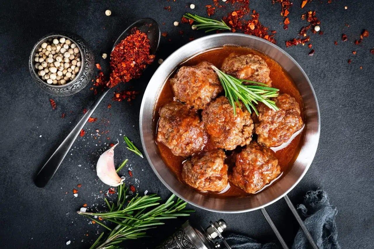 Alb&oacute;ndigas caseras en salsa, perfectas para tus recetas con carne picada. Acompa&ntilde;adas de romero, ajo y especias.