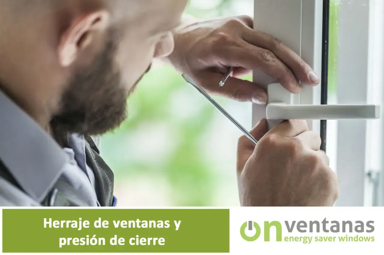 T&eacute;cnico ajustando el herraje de una ventana oscilobatiente que no cierra bien.