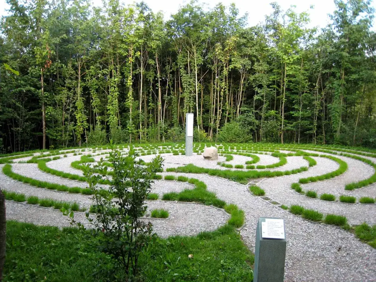 Der besinnungsweg nesselwang lädt mit seinem Labyrinth aus Kies und Gras zur inneren Einkehr ein. Ein Stein und eine Stele markieren das Zentrum.