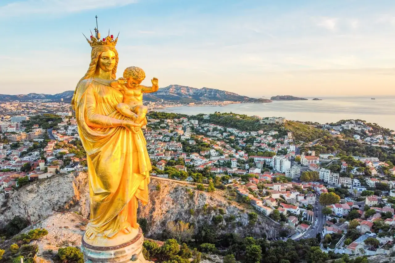 Goldene Madonna thront über Marseille. Ein Besuch der Basilika Notre-Dame de la Garde ist ein Muss, um zu sehen, was man in Marseille machen kann.