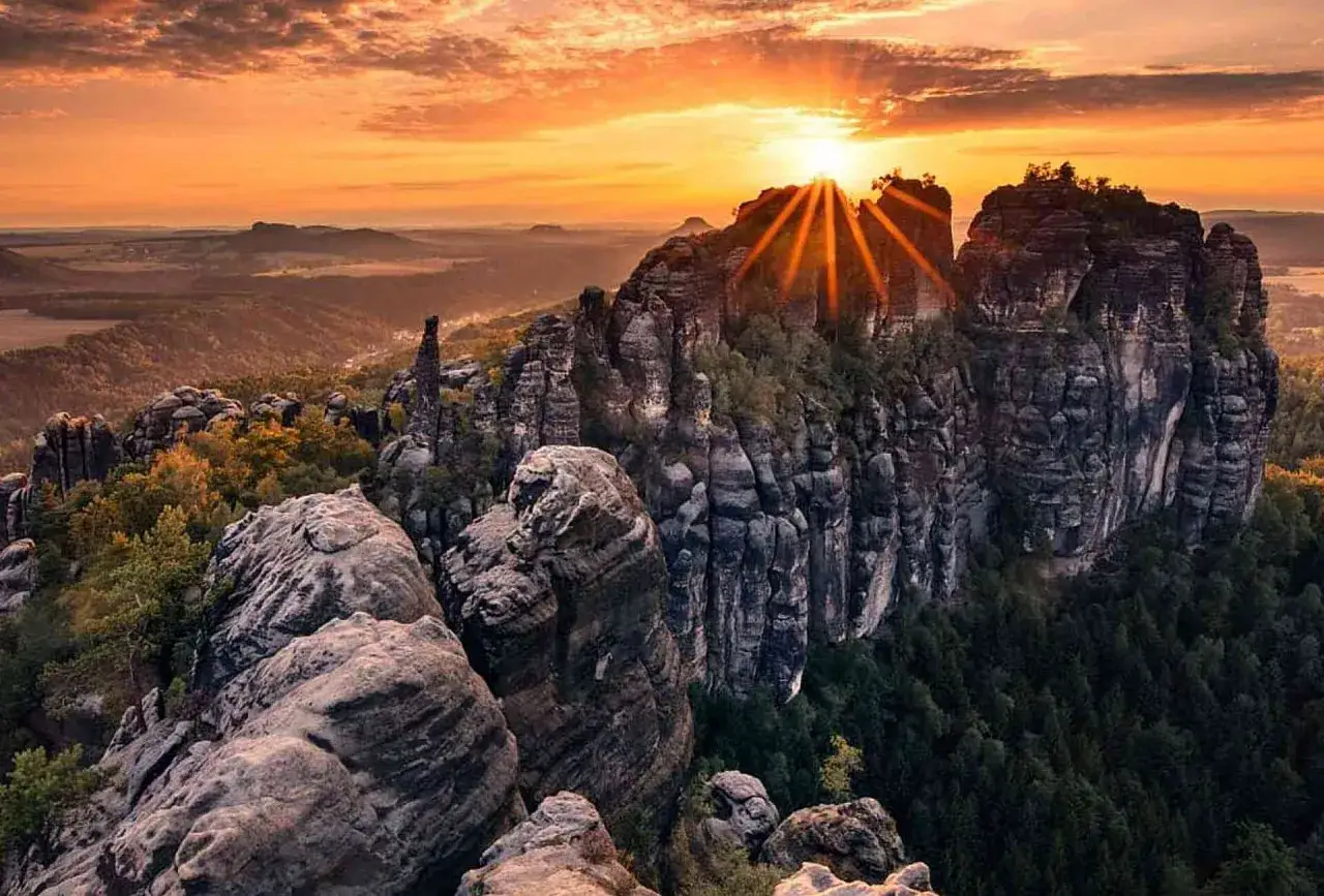 Sonnenaufgang &uuml;ber Felsformationen, ideal f&uuml;r tschechien wandern. Ein atemberaubender Blick auf die Natur.